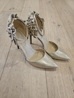 Max Studio Gold Ruffled Ankle Strap Pumps Size 10